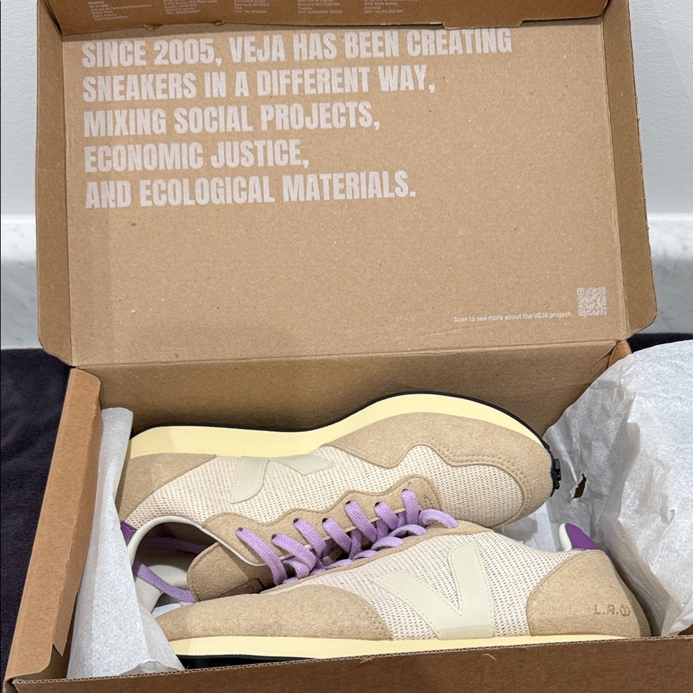 Veja Women's Cream and Lavender Sneakers